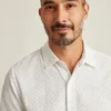 Añade un toque de estilo con el Riviera Short Sleeve Shirt de Bonobos