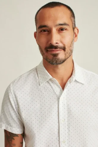 Añade un toque de estilo con el Riviera Short Sleeve Shirt de Bonobos