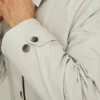 Afrontá los días lluviosos con estilo con la chaqueta italiana Mac de Bonobos