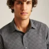 Camisa para ir de la oficina a cenar: camisa con botones sin meter por dentro Camisa para ir de la oficina a cenar: camisa con botones sin meter por dentro