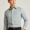 Camisa para ir de la oficina a cenar: camisa con botones sin meter por dentro Camisa para ir de la oficina a cenar: camisa con botones sin meter por dentro