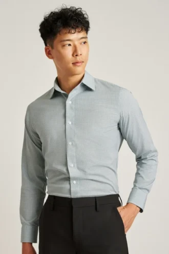 Camisa para ir de la oficina a cenar: camisa con botones sin meter por dentro