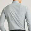 Camisa para ir de la oficina a cenar: camisa con botones sin meter por dentro Camisa para ir de la oficina a cenar: camisa con botones sin meter por dentro