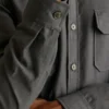 Camisas utilitarias teñidas en prenda