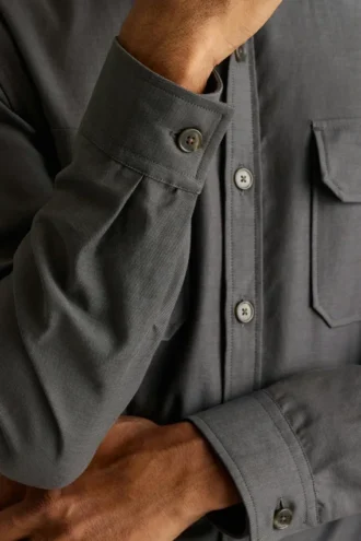 Camisas utilitarias teñidas en prenda