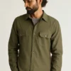 Camisas utilitarias teñidas en prenda