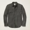 Camisas utilitarias teñidas en prenda
