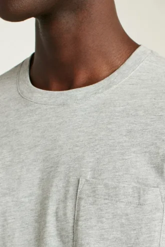 Camiseta con bolsillo de algodón orgánico