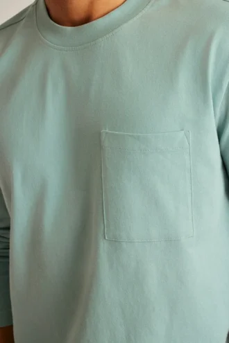 Camiseta de manga larga con bolsillo y cuello redondo de peso medio