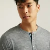 Camiseta Henley de lana merino suave y transpirable Camiseta Henley de lana merino suave y transpirable