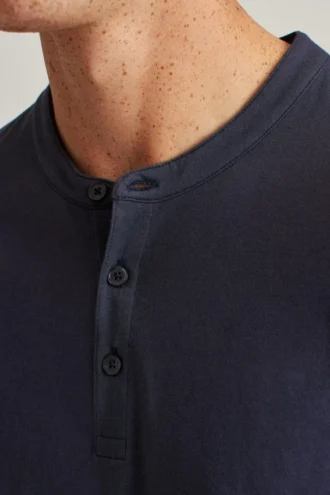Camiseta Henley suave para el día a día