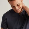 Camiseta Henley suave para el día a día