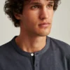 Camiseta Henley teñida en prenda
