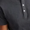 Camiseta Henley teñida en prenda