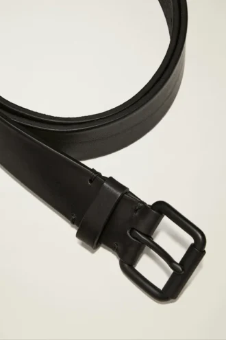 Cinturón de cuero monocromático para hombre