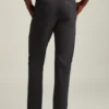 Descubre un estilo desenfadado con los chinos elásticos para hombre 2.0 de Bonobos