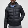 La chaqueta acolchada con capucha La chaqueta acolchada con capucha