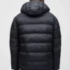 La chaqueta acolchada con capucha La chaqueta acolchada con capucha