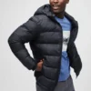 La chaqueta acolchada con capucha La chaqueta acolchada con capucha