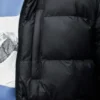 La chaqueta acolchada con capucha La chaqueta acolchada con capucha