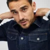 La chaqueta vaquera elástica La chaqueta vaquera elástica