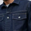 La chaqueta vaquera elástica La chaqueta vaquera elástica