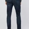Los vaqueros azules: denim clásico en múltiples lavados Los vaqueros azules: denim clásico en múltiples lavados