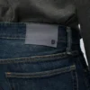 Los vaqueros azules: denim clásico en múltiples lavados Los vaqueros azules: denim clásico en múltiples lavados