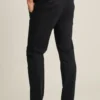 Pantalón chino ligero elástico teñido en prenda Pantalón chino ligero elástico teñido en prenda