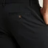 Pantalón chino ligero elástico teñido en prenda Pantalón chino ligero elástico teñido en prenda