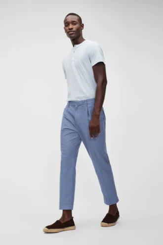 Pantalones chinos con pliegues