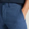 Pantalones chinos con tecnología de teñido en hilo