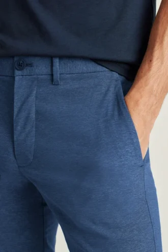 Pantalones chinos con tecnología de teñido en hilo