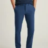 Pantalones chinos con tecnología de teñido en hilo