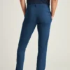 Pantalones chinos con tecnología de teñido en hilo