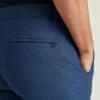 Pantalones chinos con tecnología de teñido en hilo
