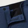 Pantalones chinos con tecnología de teñido en hilo