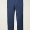 Pantalones chinos con tecnología de teñido en hilo