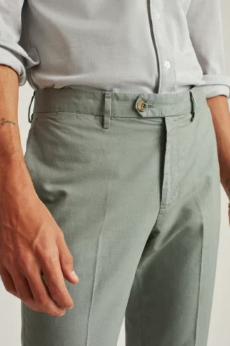 Pantalones chinos de algodón y lino refinados