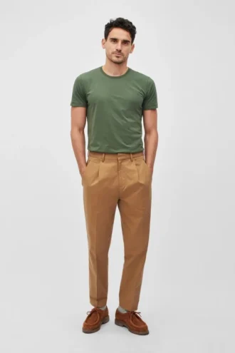Pantalones chinos elásticos con pliegues
