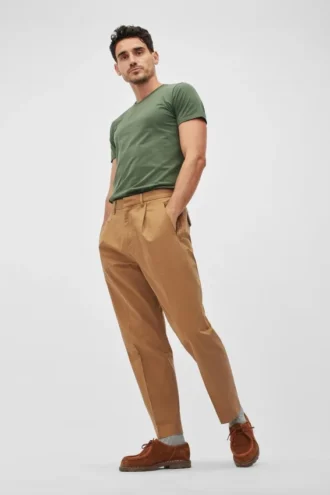 Pantalones chinos elásticos con pliegues