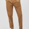 Pantalones chinos elásticos con pliegues Pantalones chinos elásticos con pliegues