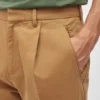 Pantalones chinos elásticos con pliegues Pantalones chinos elásticos con pliegues