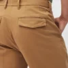 Pantalones chinos elásticos con pliegues Pantalones chinos elásticos con pliegues
