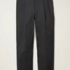 Pantalones chinos elásticos con pliegues Pantalones chinos elásticos con pliegues