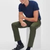 Pantalones chinos técnicos: absorben el sudor, repelen los líquidos y son elásticos Pantalones chinos técnicos: absorben el sudor, repelen los líquidos y son elásticos