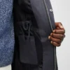 Parka ligera con corte en cola de pez Parka ligera con corte en cola de pez