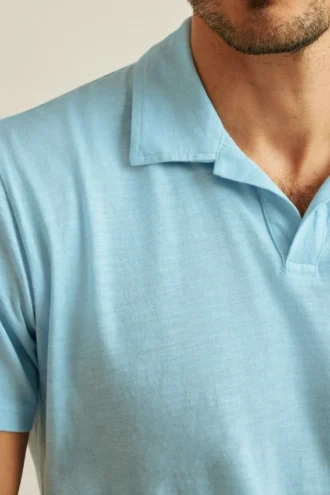 Polo con efecto desgastado por el sol
