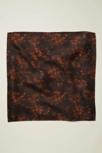 Realza tu look con el pañuelo de bolsillo de seda premium de Bonobos